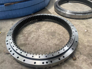Ingranaggio esterno interno della gru girevole a rulli della fila del cuscinetto oscillante flangiato degli escavatori